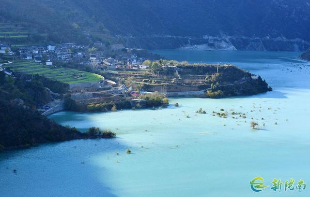 两江交汇碧波现