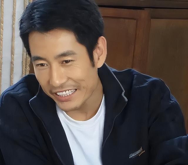 54岁凭央视大剧一夜爆火，如今又父子同台飙戏，17岁儿子比他还帅