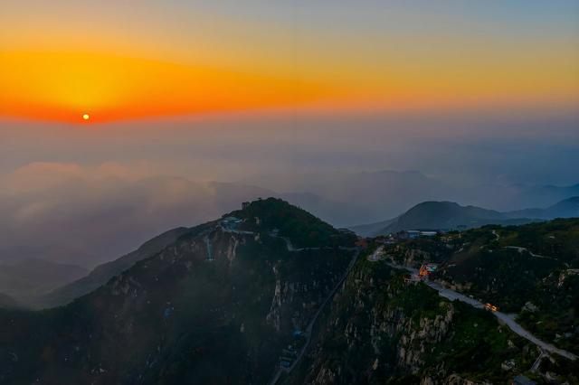 岱顶夕照：天地共染鎏金时