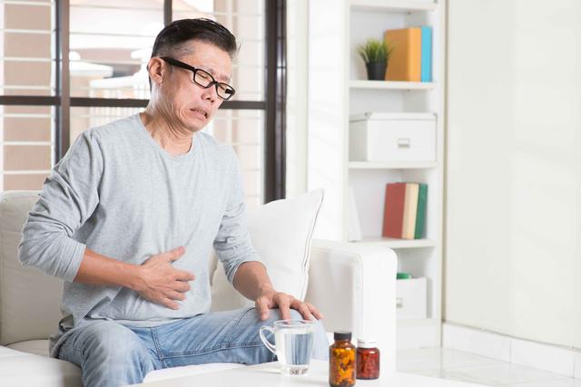 胃炎能不能吃西瓜？医生多次劝告：胃不好的人，这5种水果要少吃