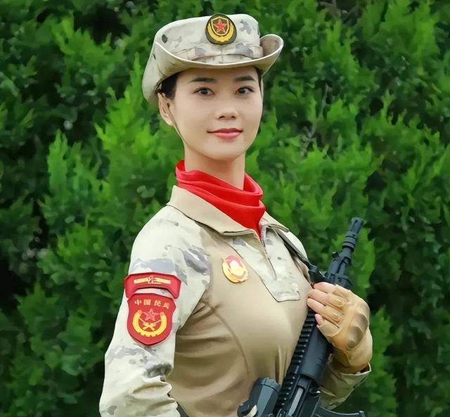 女民兵李思颖阅兵结束回家，母亲官宣其新身份，太牛了！全网恭喜