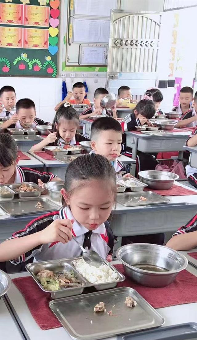 北京下了死命令：2027年底前，所有中小学必须告别“校外配餐”