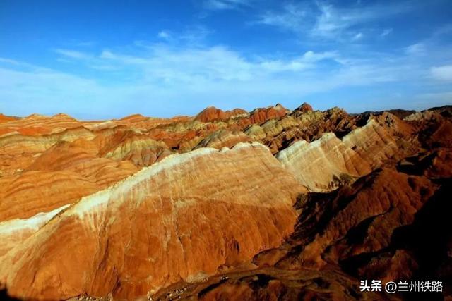 世界旅游日｜这条铁路可以赏童话般的西北秋景