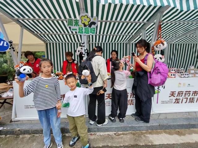 天府药市“进山”、户外文旅“融药”，彭州龙门山镇徒步热催生融合发展新场景