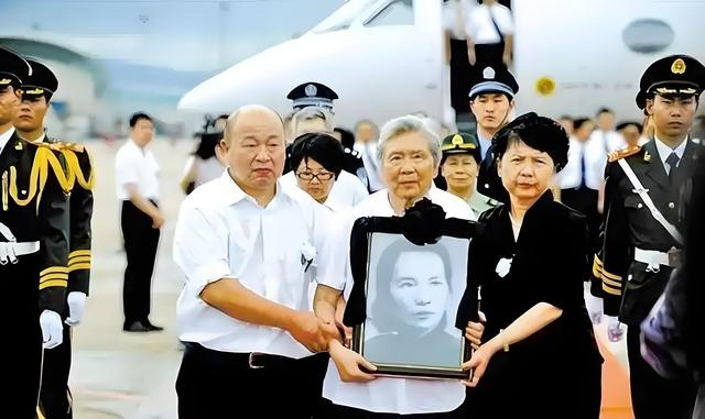 朱枫烈士回家：白发苍苍的女儿	，抱着年轻母亲的遗照，让人泪目！