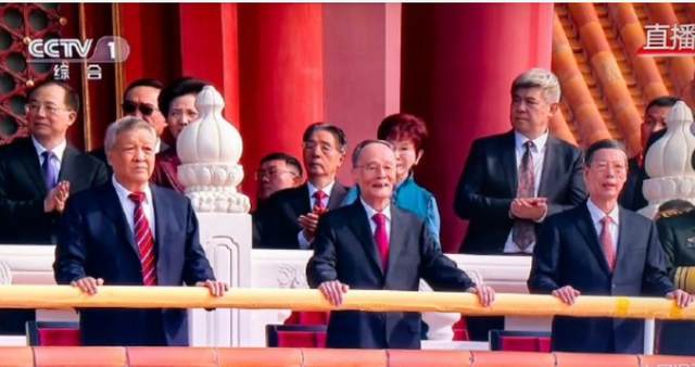 洪秀柱亮相北京，阅兵位置特殊，做出郑重表态，民进党气急败坏