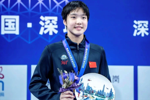 轰动泳坛！中国12岁小将打破世界记录，美媒彻底破防：她年龄作弊