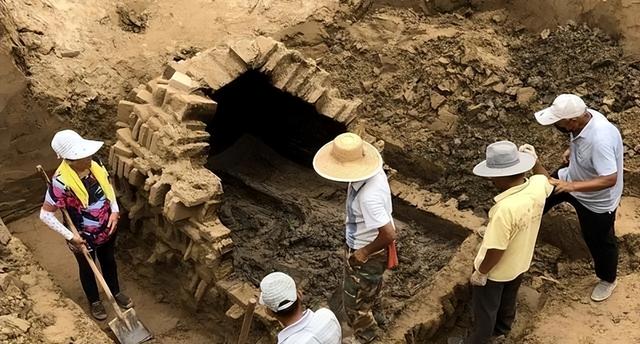 北京挖出大太监李莲英之墓，开棺后，考古人员被吓得浑身发抖