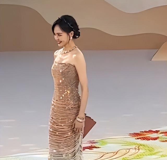 四川红毯真敢拍：唐嫣露副乳略显尴尬，郝蕾近况堪忧，蒋欣够惊艳