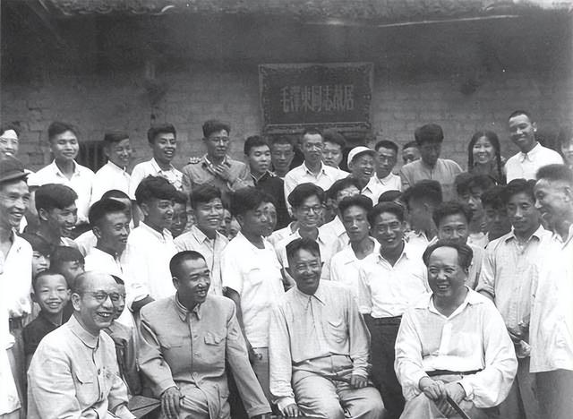 1951年，国民党官员妻子闯入中南海，毛主席怒斥：没带点东西来？