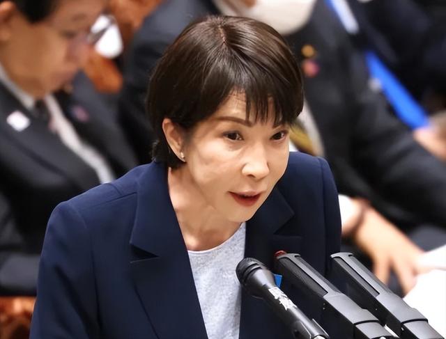 别再看表面了！东北亚反包围成型，美国航母退得比谁都快