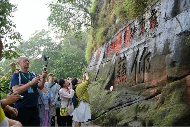 国际主播网红打卡乐山大佛 解码千年石刻的匠心与智慧