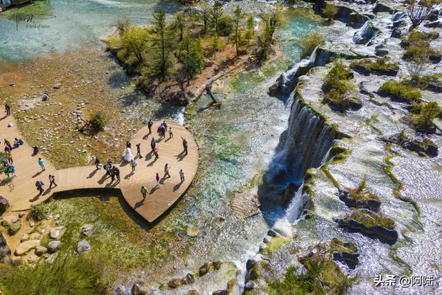 如果说玩转玉龙雪山得花300元，那么这个人工瀑布起码值50