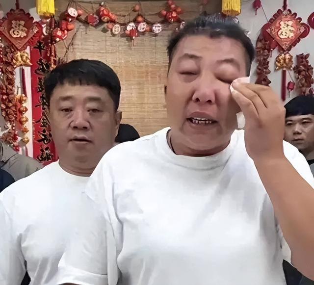 装疯卖傻，丑态百出，目不识丁，到底是谁捧红了这些跳梁小丑？