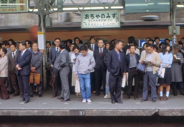 让中国光刻机“变成废铁”，日本对华下狠手，外媒：比美国还绝