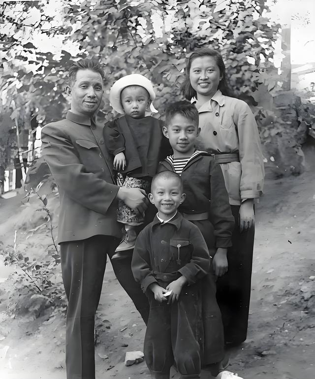 粟裕大将的夫人有多美？这是1952年的留影，她29岁，气质不凡