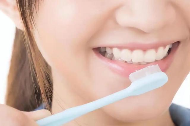 人不会无缘无故牙龈萎缩！医生：牙龈萎缩的人，多半有这5习惯