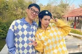 网红雅哥官宣和老公离婚，两人穿情侣装办离婚证，微笑着结束婚姻图片