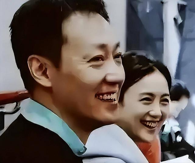 朱媛媛去世不到一年，52岁辛柏青现身春晚彩排，恶心的一幕出现了