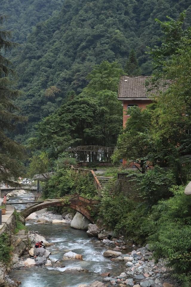 成都市区徒步爬山指南：10个让你瞬间逃离城市喧嚣的秘境