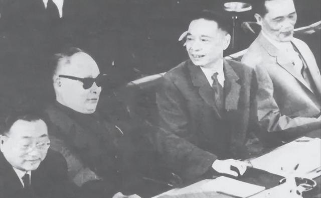 1955年，蒋介石拿着十大元帅名单，对宋美龄说道：这个人太厉害了