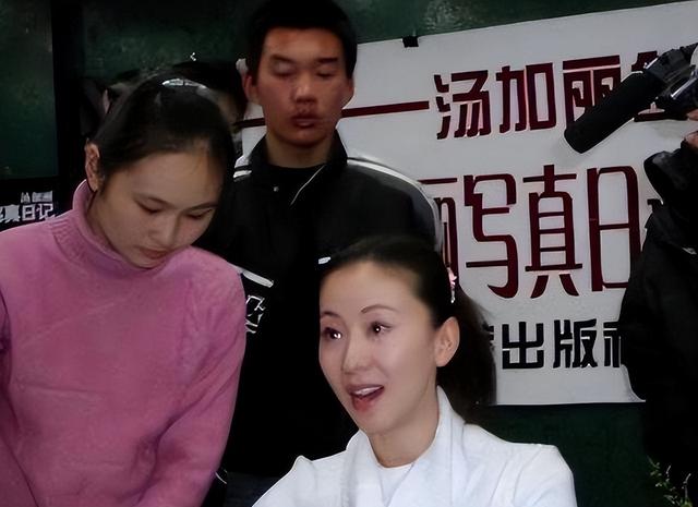 中国第一“裸模”汤加丽：走红后丈夫抛弃、父亲嫌丢脸，后来怎样