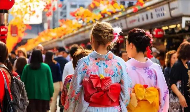 大量日本游客涌入北京，打着旅游幌子不去旅游不吃美食，为啥来？