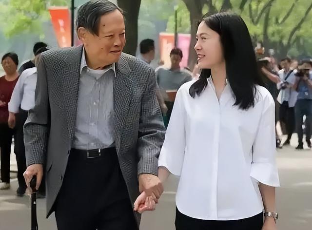 杨振宁追悼会确定，令人担忧的事发生，翁帆和杨家子女均被牵连