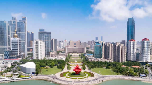 名气超过省会的城市，山东青岛，到底有多美？
