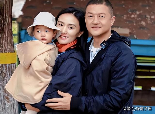 53岁李亚鹏现状：公司狂赚70亿，却住乡下吃野菜，小娇妻不离不弃