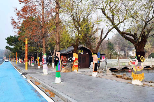 连云港：花果山大树集体穿上了“猴哥牌”毛衣