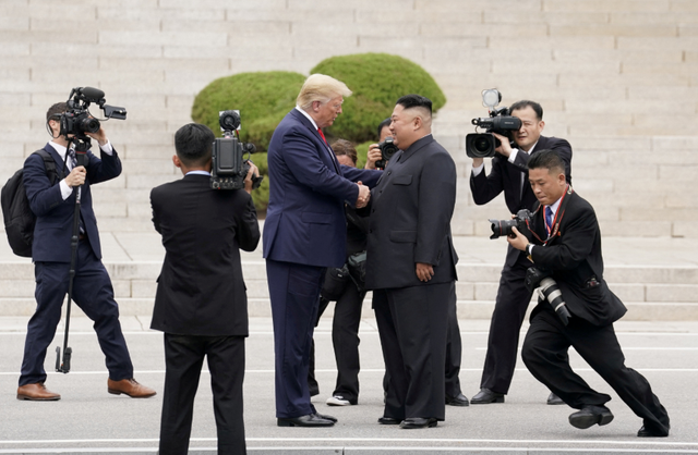朝鲜盛大阅兵，金正恩亮核打击底牌，全球收到通告，美国有罪受了