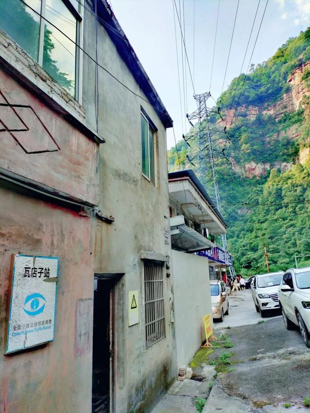 沿合（江）习（水）公路，跨越川黔边界