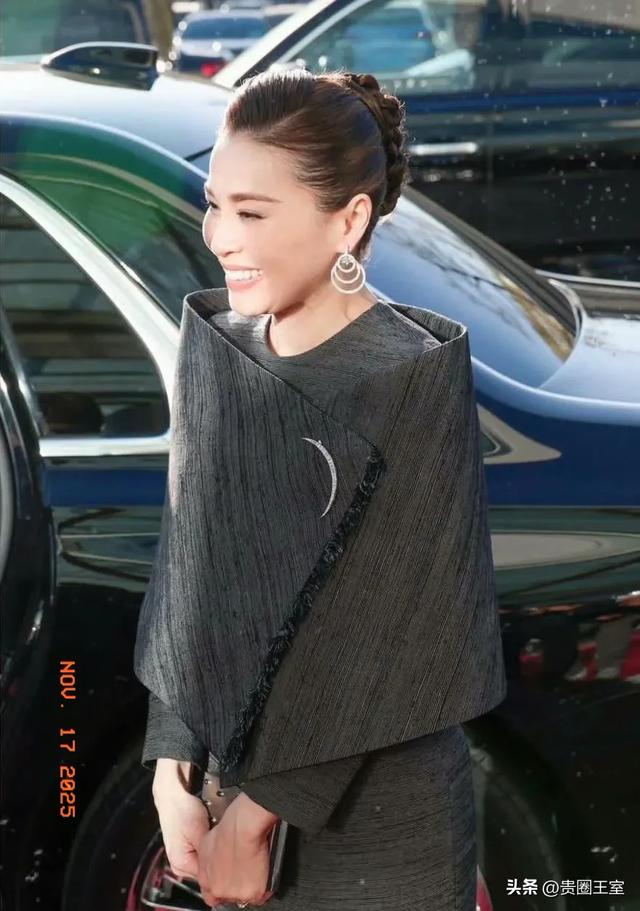 泰王不懂妻美!和苏提达王后参观北京航天城,对其使眼神表情严肃