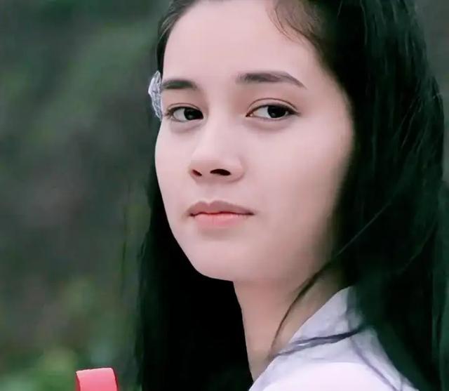 她，认干爹，拍风月片，被导演霸王硬上弓，靠山去世后沦为清洁工