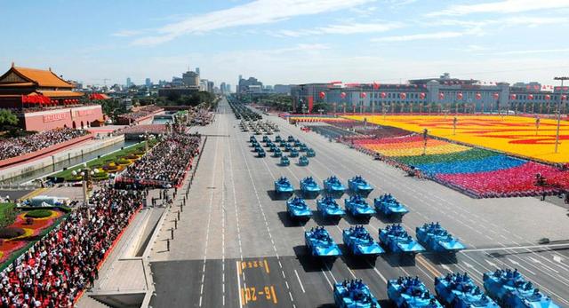 被央视怒批、脑袋空空，德不配位，难怪阅兵从不邀请“流量”明星