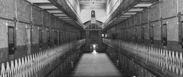 3名囚犯高智商越狱！靠勺子和雨衣逃出恶魔岛，给FBI上了一课！