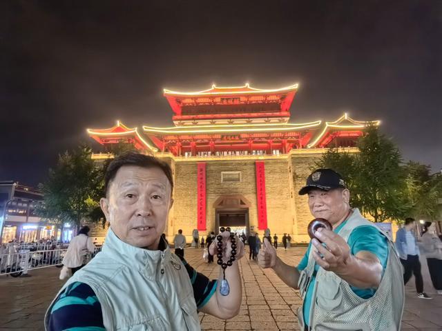 腾龙阁望汉江浩渺苍茫，古城头看襄阳心越千年。