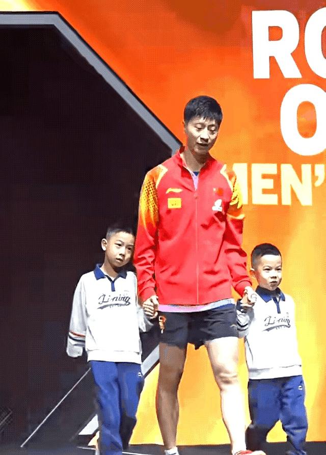 马龙一家四口看球赛！父子三人共用一张脸，夏露在人群中美到发光