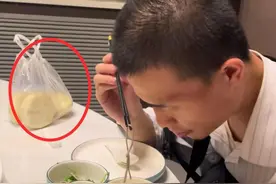 韦神女友曝光！韦东奕现身堂姐饭局，带三个馒头让网友懵了！图片