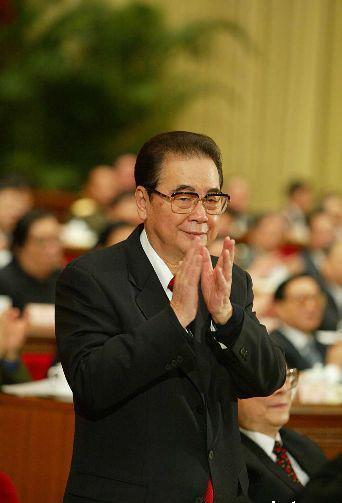 传闻他是周恩来的养子，1988年当上国务院总理，晚年对外界回应