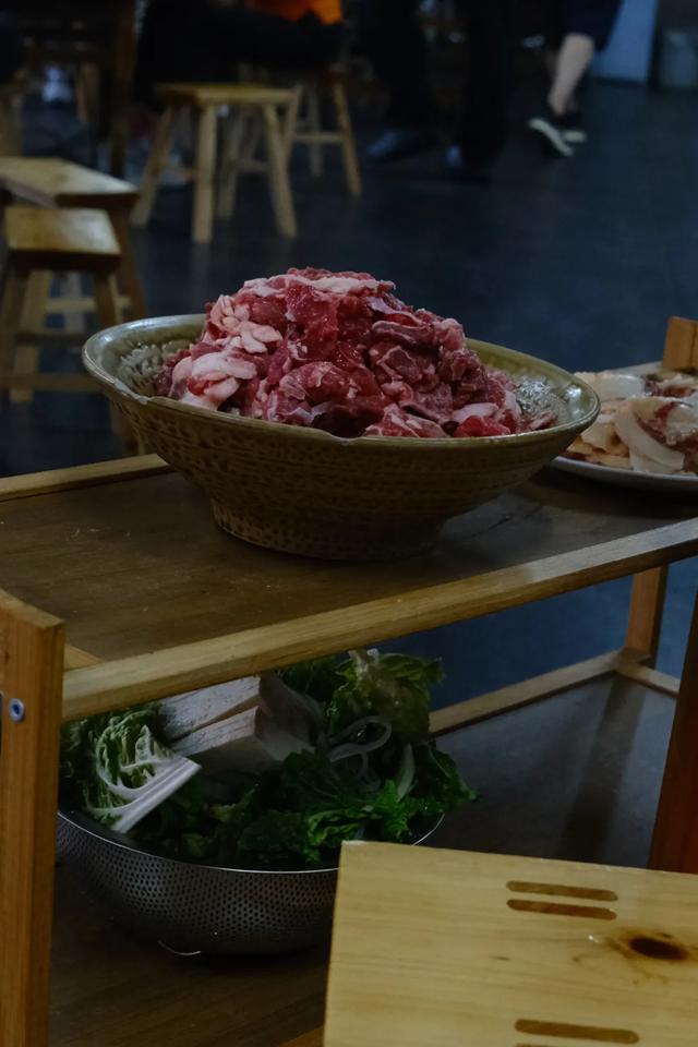 在凯里,没有人会拒绝酸汤牛肉锅和村T表演
