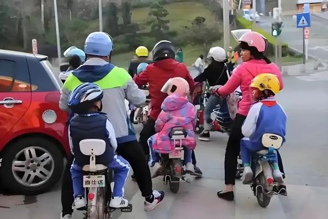 公安部明确：8月1号起，60岁以上老人骑5种电动车，上路不查不扣