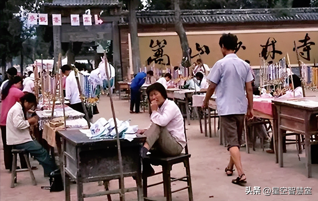 1985年少林寺，已经开始收门票，初显商业气息，美国游客拍下照片