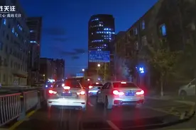 长春一公交车失控撞向多辆轿车：撞击声响巨大 车辆变形受损严重图片