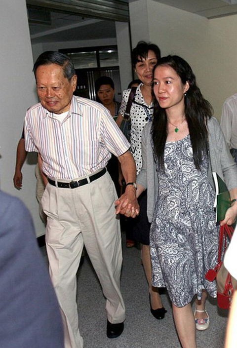 没想到	，杨振宁去世后，49岁妻子翁帆，竟因一个动作实现口碑暴涨