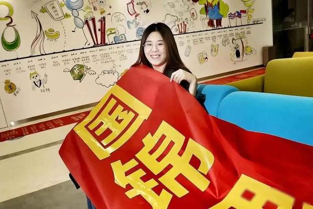 曾被一亿大奖砸中的信小呆，花光积蓄负债20万，现在如何？