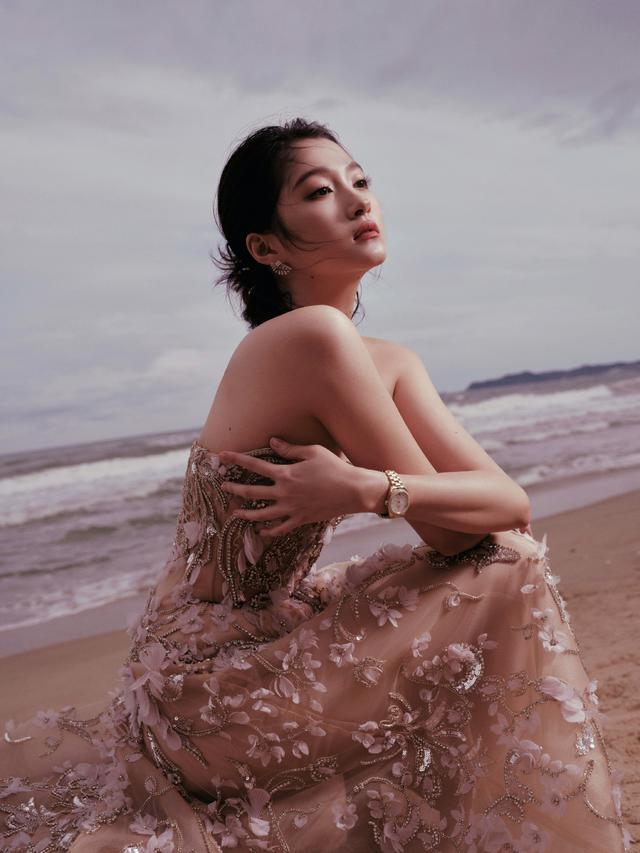 关晓彤，丰满性感的身材，顶不住呀