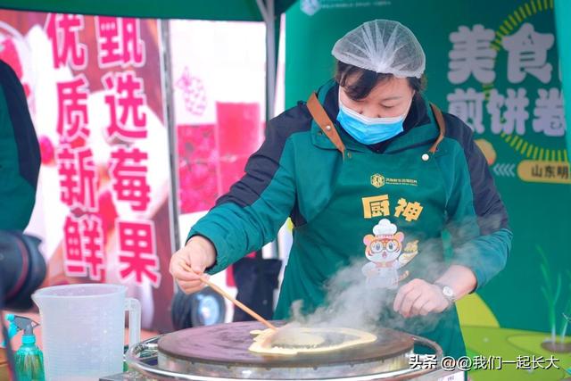 入乡随俗天花板！山东黑猩猩 “巧克力” 啃章丘大葱，萌化了