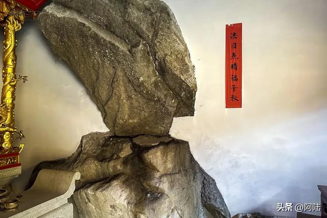 泉岗村的大岩头观音庙很有特色，旁边的山泉不时会发出龙吟之声